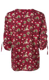 Baumwoll-Bluse, Rückansicht, rote Grundfarbe mit floralen Mustern in Grün, Beige und Braun, halblange Ärmel mit Bindebändern, lockere Passform, runder Ausschnitt, leichter Stoff