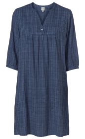 Viskose-Mix-Kleid in Blau mit feinem Karomuster, V-Ausschnitt mit Knopf, halblangen Ärmeln, lockerer Passform und Raffung unterhalb der Brust