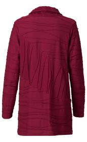 Rückenansicht eines dunkelroten Baumwoll-Shirts mit langen Ärmeln und Diagonal- sowie Querstreifen in verschiedenen Stoffstrukturen und einem locker fallenden Kragen