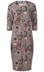 Viskose-Kleid mit 3/4-Ärmeln, knieumspielender Schnitt, buntes Mandala-Muster in Rot-, Blau- und Beigetönen
