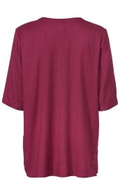 Rückansicht einer kurzärmeligen Baumwoll-Mix-Bluse in dunklem Rot mit schlichtem Design und leicht strukturierter Oberfläche