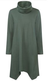 Grünes Damenkleid mit langem Arm, asymmetrischem Saum, weitem Rollkragen aus weichem Stoff, locker fallend, minimalistisches Design, ohne Muster, schlicht und elegant.