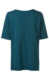 Rückenansicht eines kurzärmligen Baumwoll-Shirts in dunklem Petrolblau, mit rundem Halsausschnitt und einfachem, unifarbenem Design, ohne sichtbare Muster oder Verzierungen