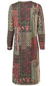 Bauwoll-Mix-Kleid mit langem Arm, locker geschnitten, hinten gezeigt, mehrfarbiges Patchwork-Muster mit floralen und geometrischen Motiven in Rot-, Grau-, Beige- und Schwarztönen