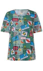Baumwoll-Shirt mit kurzem Arm, grün mit weißen Streifen, bedruckt mit bunten tropischen Motiven wie Palmen, Früchten, Blumen, Segelbooten und Poststempeln mit Worten wie Island Paradise, Tropical Vibes, Aloha und Received