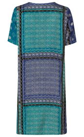 Rückenansicht eines Viskose-Kleids mit kurzem Ärmel, in Blau- und Türkistönen, gemustert mit floralen und geometrischen Mustern in quadratischen Feldern, mit schwarzen und weißen Verzierungslinien.