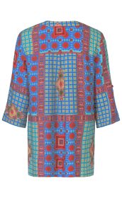 Viskose-Tunika mit 3/4-Ärmeln, Rückansicht, gemustert mit blauem Grund, roten, gelben und grünen geometrischen und floralen Motiven, lockerer Schnitt, leicht glänzender Stoff
