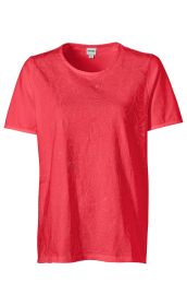 Rotes Baumwoll-Shirt mit kurzen Ärmeln und rundem Halsausschnitt, feines florales Muster in gleicher Farbe eingeprägt, lockerer Schnitt, Etikett mit DW-Shop-Logo innen am Kragen sichtbar.