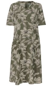grünes Baumwoll-Kleid mit kurzen Ärmeln, Blumendruck in Beige und Schwarz, leichter A-Linien-Schnitt, Rundhalsausschnitt mit kleinem Ausschnitt, verdeckter Reißverschluss hinten, zwei seitliche Eingrifftaschen