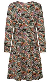 Langärmeliges Kleid mit weitem Rock, bedruckt mit buntem Muster aus großen grünen Blättern, lila, orange und schwarzen Flächen sowie türkisfarbenen und weißen Akzenten auf beigem Grund