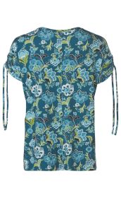 Rückansicht eines kurzärmligen Viskose-Mix-Shirts mit blauem Grund und floralem Muster in Blau, Grün und Weiß, überschnittenen Ärmeln mit verstellbaren seitlichen Bändern.