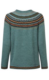Rückansicht eines grünen Alpaka-Pullovers mit Rundhalsausschnitt, buntem norwegermuster in Blau, Braun, Grün und Beige am oberen Teil, sowie am Bündchen der Ärmel und am Saum.