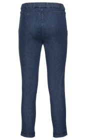 Dunkelblaue Baumwoll-Hose mit elastischem Bund, schmaler Schnitt, sichtbare Nähte an Gesäß und Saum, glatte Oberfläche ohne Taschen, von hinten aufgenommen auf weißem Hintergrund