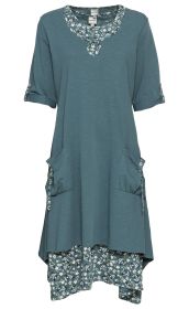 Blaues Baumwoll-Kleid mit kurzen Ärmeln, zwei aufgesetzten Taschen, floralem Einsatz am Rundhalsausschnitt und Saum, Ärmel mit Knopfdetail, locker fallend, sommerlich und bequem