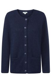 dunkelblaue Strickjacke mit Rundhalsausschnitt, durchgehender Knopfleiste vorne, langen Ärmeln und zwei kleinen Taschen, schlichter Stil, weiche Struktur