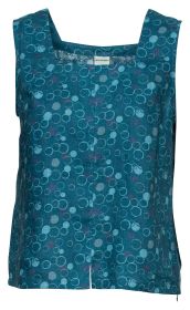 Leinen-Top in Blau mit Rundkreismuster in verschiedenen Blau- und Grautönen, ärmellos, eckiger Ausschnitt, mittiger Schlitz am Saum, locker geschnitten