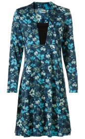 Baumwoll-Mix-Kleid mit langem Arm, dunkelblauem Grund, floralem Muster in Blau- und Grautönen, V-Ausschnitt mit schwarzem Einsatz, leicht ausgestellter Rock, mittellang