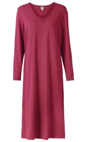 Baumwoll-Nachthemd in dunklem Pink, langärmelig, knieumspielend, V-Ausschnitt mit geflochtenem Zierband und Schlaufe, schlichtes Design ohne Muster, weicher, fließender Stoff