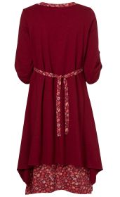 Rückenansicht eines bordeauxroten Baumwoll-Kleids mit 3/4-Ärmeln, floral gemustertem Gürtel und Saumabschluss, locker fallend, mit längerem Rückenteil und floralem Innenfutter sichtbar am Saum