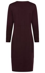 Dunkelrotes, langärmeliges, knielanges Kleid mit Rundhalsausschnitt, geradem Schnitt und feinen horizontalen Rippmustern an Ärmeln und Saum, Rückansicht, schlicht und elegant