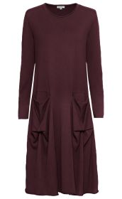 Baumwoll-Mix-Kleid in Dunkelrot mit langen Ärmeln, rundem Ausschnitt, lockerem Schnitt und zwei seitlichen Taschen mit Faltenakzenten hinten