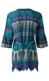 Baumwoll-Tunika Rückansicht in Blau und Türkis mit Ornament- und Paisley-Muster, 3/4-Ärmel, Bindegürtel in der Taille, Spitzenbesatz am Saum und Ärmelsaum, leichter und fließender Stoff