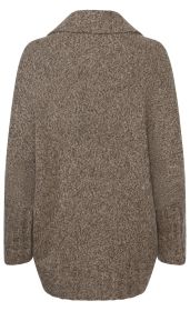 Rückansicht eines grob gestrickten, braunen Pullover mit Zopfmuster, weitem Schnitt, langen Ärmeln und breitem gerolltem Kragen, Strickbündchen an Ärmeln und Saum, komfortabel und warm designed.