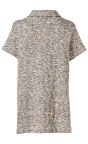Baumwoll-Mix-Shirt Rückansicht, kurzärmlig, melierte Strickoptik in Beige, Hellgrau und Hellblau, kleines Stehkragen-Detail, gerade Passform, weich und leicht strukturiert