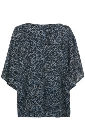 Rückansicht einer Viskose-Bluse mit weitem Schnitt, schwarzen Grund und blau-grauem abstraktem Muster, kurzen, weiten Ärmeln und rundem Halsausschnitt