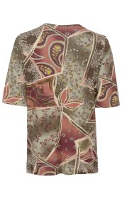 Rückenansicht eines Viskose-Shirts mit kurzem Arm, Patchwork-Muster in gedeckten Farben wie Olivgrün, Altrosa, Bordeaux und Beige, mit floralen und paisleyartigen Motiven.