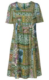 Viskose-Kleid mit halbtransparentem Stoff, kurzen Ärmeln und rundem Ausschnitt, locker sitzend, buntes Patchwork-Muster mit Grün-, Blau-, Lila- und Braun-Tönen.
