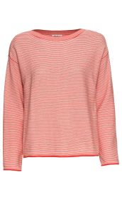 Baumwoll-Pullover mit langen Ärmeln, feinen horizontalen weißen und roten Streifen, Rundhalsausschnitt, lockerer Passform, leichter Struktur, roter Saumabschlüsse an Ärmeln und Bund.