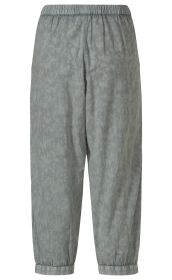 graue Baumwoll-Hose mit elastischem Bund, weitem Schnitt, leicht gerafften Beinabschlüssen und dezent eingesticktem floralem Muster, locker sitzend