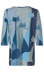 Baumwoll-Shirt mit dreiviertellangen Ärmeln, Rückseite mit großem, stilisiertem Katzenmuster in verschiedenen Blautönen und Streifenmustern, locker geschnitten, Rundhalsausschnitt