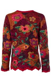 Alpaka-Pullover mit langer Passform, mehrfarbigem floralen Muster in Rot-, Orange- und Violetttönen, grünen Blättern, gehäkeltem Rand und strukturierter Strickoptik von hinten fotografiert