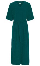 Baumwoll-Hauskleid aus weichem, grünem Stoff, knielang, mit halblangen Ärmeln, V-Ausschnitt und Stoffgürtel zum Binden in der Taille, schlicht und bequem, seitlicher Schlitz am Saum