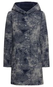 Wollmix-Jacke in Grau und Dunkelblau meliert, Knopfleiste mit fünf großen Knöpfen, lange Ärmel, Kapuze, knieumspielende Länge, seitliche Eingrifftaschen, weiche Filzstruktur