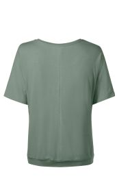 Rückansicht eines einfarbigen, grünen Viskose-Mix-Shirts mit kurzem Ärmel, Rundhalsausschnitt und einer sichtbaren vertikalen Naht in der Mitte des Rückens
