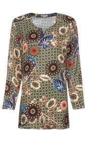 Viskose-Bluse mit langen Ärmeln, Rundhals-Ausschnitt mit kleinem Schlitz, bunter abstrakter Blumen- und Blättermuster in Blau, Braun, Rot und Grün auf gelb-grün gemustertem Hintergrund