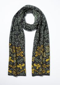 Baumwoll-Schal in Dunkelgrau mit floralem Muster in Grün und Gelb, lang, weich, leicht gewickelt, Enden mit Blumenmotiven, auf weißem Hintergrund