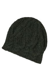 dunkelgrüne gestrickte Wollmütze mit Zopfmuster, eng anliegend, winterliche Strickmütze aus grober Wolle