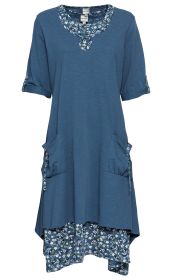Blaues Baumwoll-Kleid mit floral gemustertem Einsatz am Rundhalsausschnitt und Saum, halblangen Ärmeln mit Aufschlag und zwei aufgesetzten Taschen vorne, lässiger Schnitt, unifarben mit Blumenmuster kombiniert