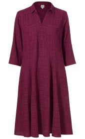 Viskose-Mix-Kleid in Dunkelrot mit feinem Karo-Muster, 3/4-Ärmeln, lockerem Schnitt, offenem Kragen und V-Ausschnitt, knielang, fließender Stoff, schlicht und elegant