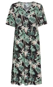 Viskose-Kleid mit grünem und beigem Blattmuster auf schwarzem Grund, V-Ausschnitt, kurze Ärmel, Knopfleiste vorne, lockere Passform bis knapp unter das Knie