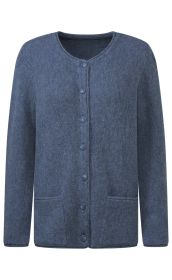 blaue Strickjacke mit Rundhalsausschnitt, langen Ärmeln, durchgehender Knopfleiste und zwei aufgesetzten Taschen vorne, einfache und schlichte Optik