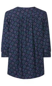 Rückansicht einer dunkelblauen Viskose-Bluse mit buntem kreisförmigem Muster in Türkis, Lila und Pink, 3/4-Ärmeln mit gerafften Manschetten, lockerer Passform und leichter Rückenpasse mit Falten.
