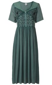 grünes Viskose-Kleid mit kurzen Ärmeln, Rundhalsausschnitt, und Knopfleiste vorne, Oberteil mit schwarzen Stickereien und luftiger, geraffter Rock aus leichtem Stoff