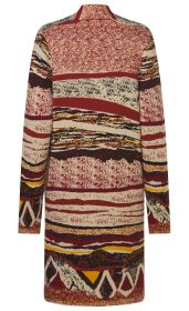 Baumwoll-Strickjacke mit langem Schnitt, Muster in verschiedenen Rot-, Gelb- und Schwarztönen, abstrakte Motivstreifen und geometrische Formen, Rückansicht, Ärmel lang, hoher Kragen