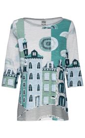 Baumwoll-Shirt mit 3/4-Ärmeln, weiß-grau gestreifter Hintergrund, vorne urbanes Muster mit stilisierten blau-grünen Häusern und abstrakten Rundformen, Rundhalsausschnitt, gerade geschnitten