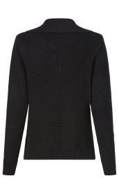 schwarzer Strickpullover mit langem Arm und weitem, hohem Kragen, strukturierte Waffel-Strickmuster, ohne sichtbare Verschlüsse, Rückenansicht, gerader Saum